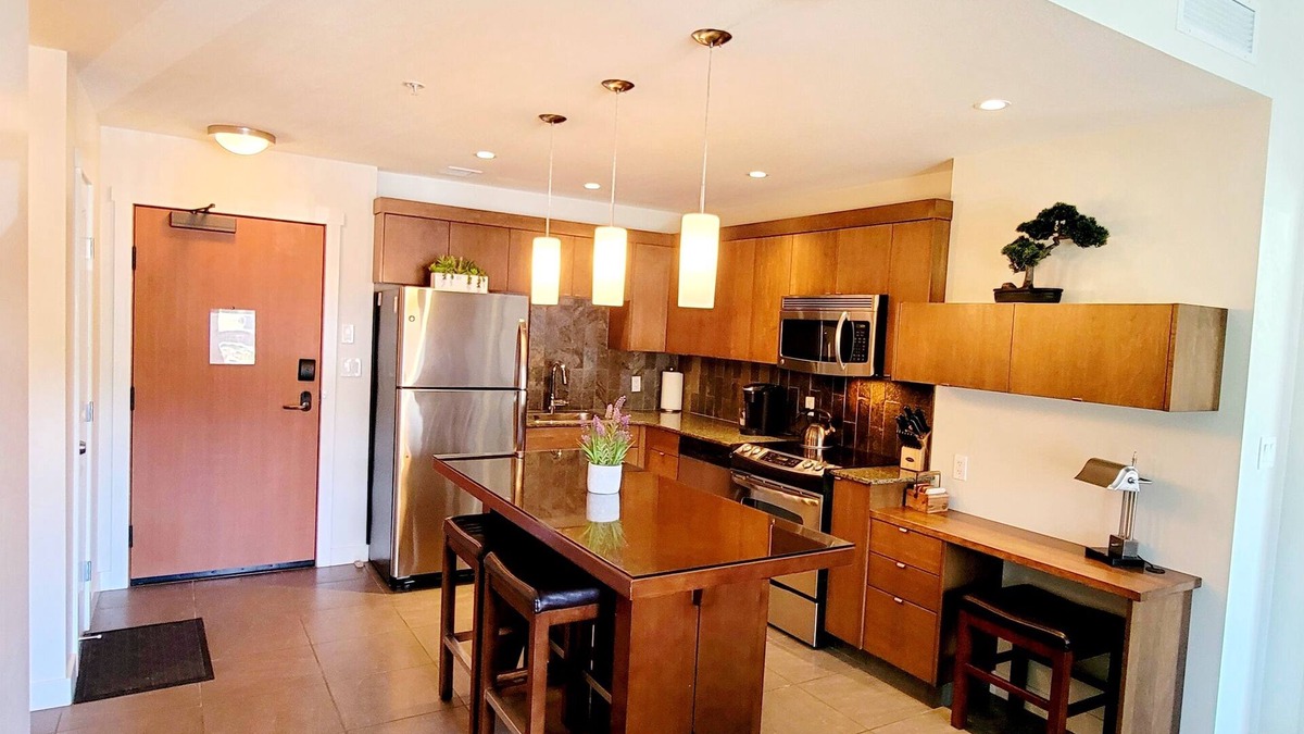 East Kootenay Condo | ✫ Modern 2 bed 2 bath condo w/pool & hot tub at the base of ski hill