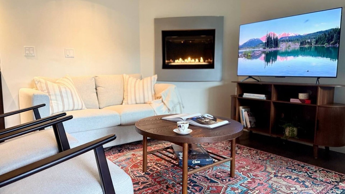 West Vancouver House | Modern 2 Bed + 2 Bath Suite in Central Location