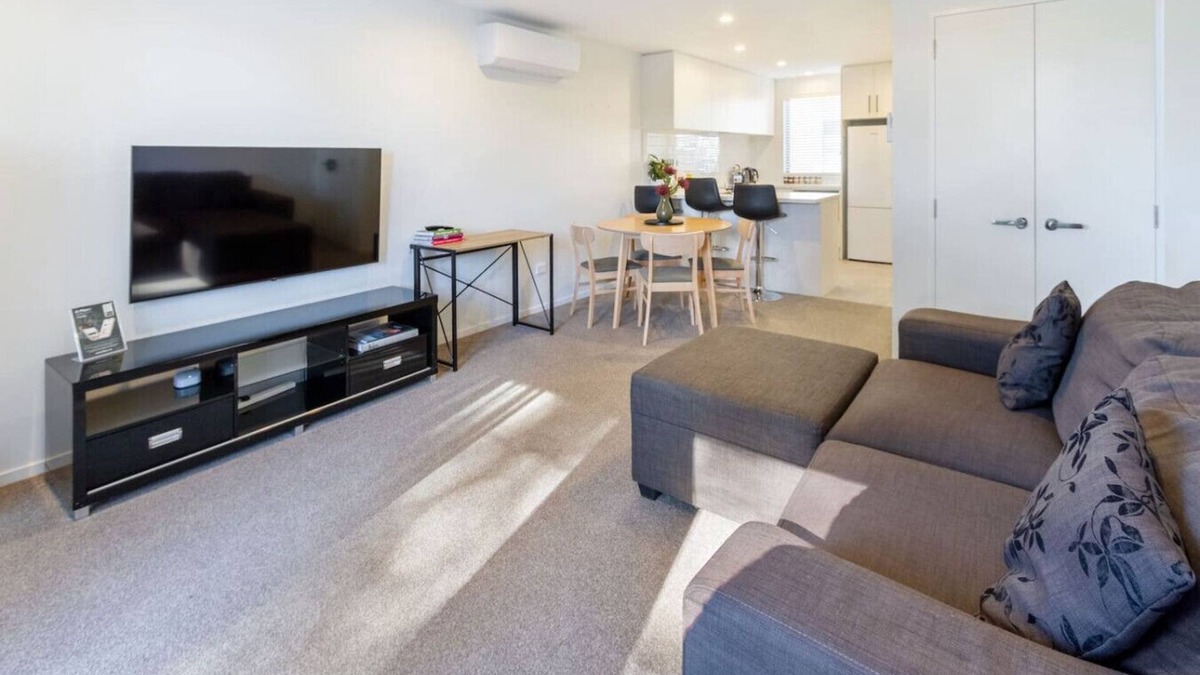 Linwood Apartment | Modern 2 Bed City-Fringe | Carpark & Courtyard