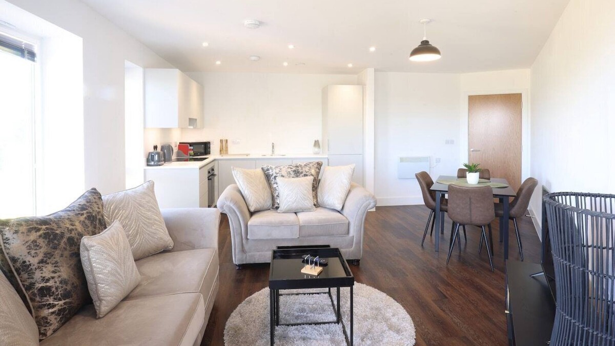 Bicester Apartment | Modern 2 bed, close to Bicester Village+ Parking