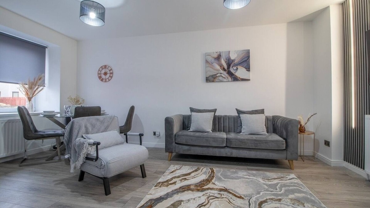 Larkhall House | Modern 2 Bed Cottage in Larkhall