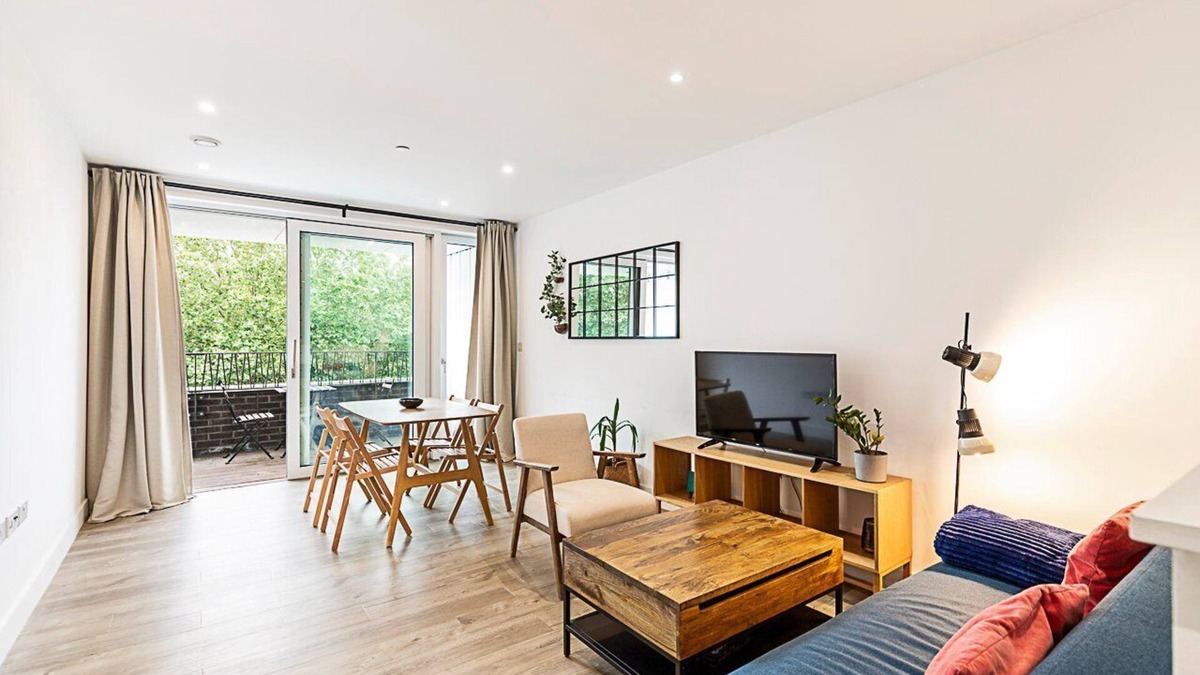 Lea Bridge Apartment | Modern 2-Bed Flat with Terraces in Leyton