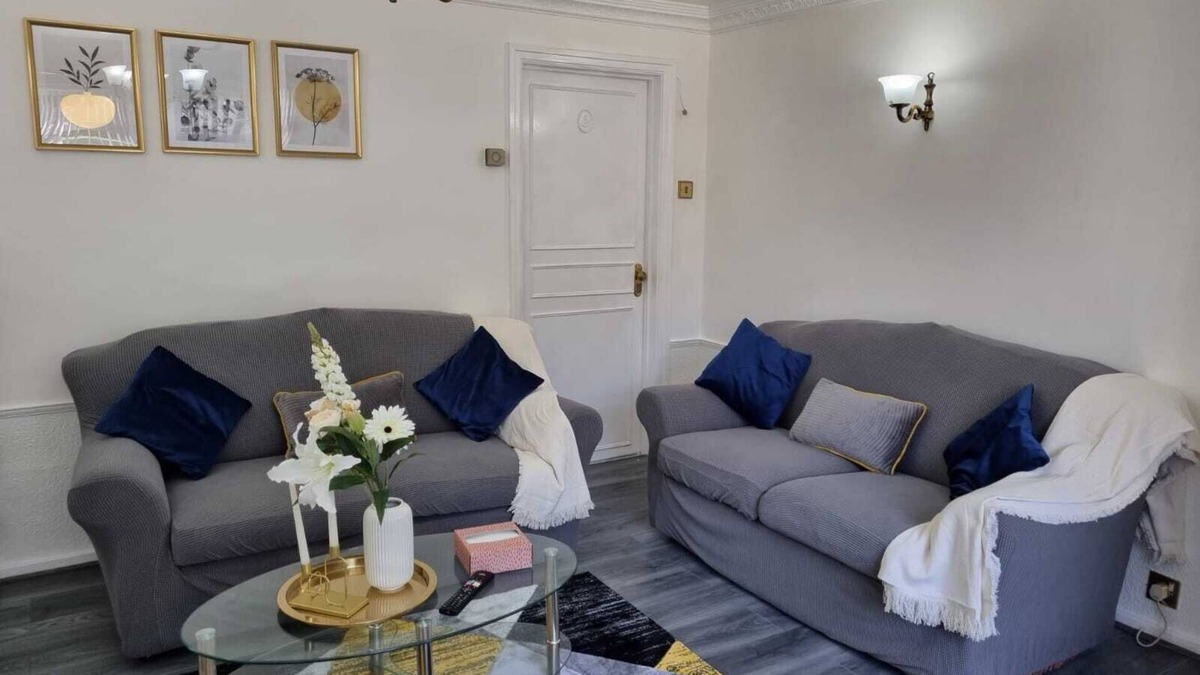 Leeds House | Modern 2-Bed Home - Private Garden, Parking & WiFi