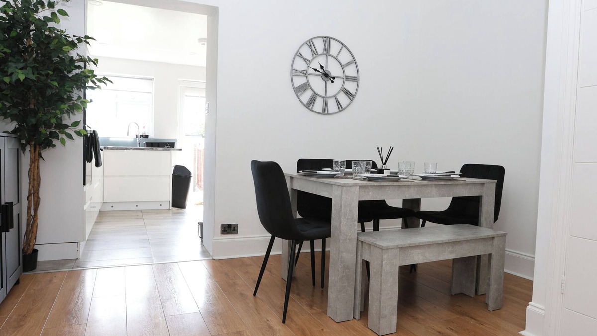 Enfield Highway House | Modern 2 bed house in Enfield with private driveway parking