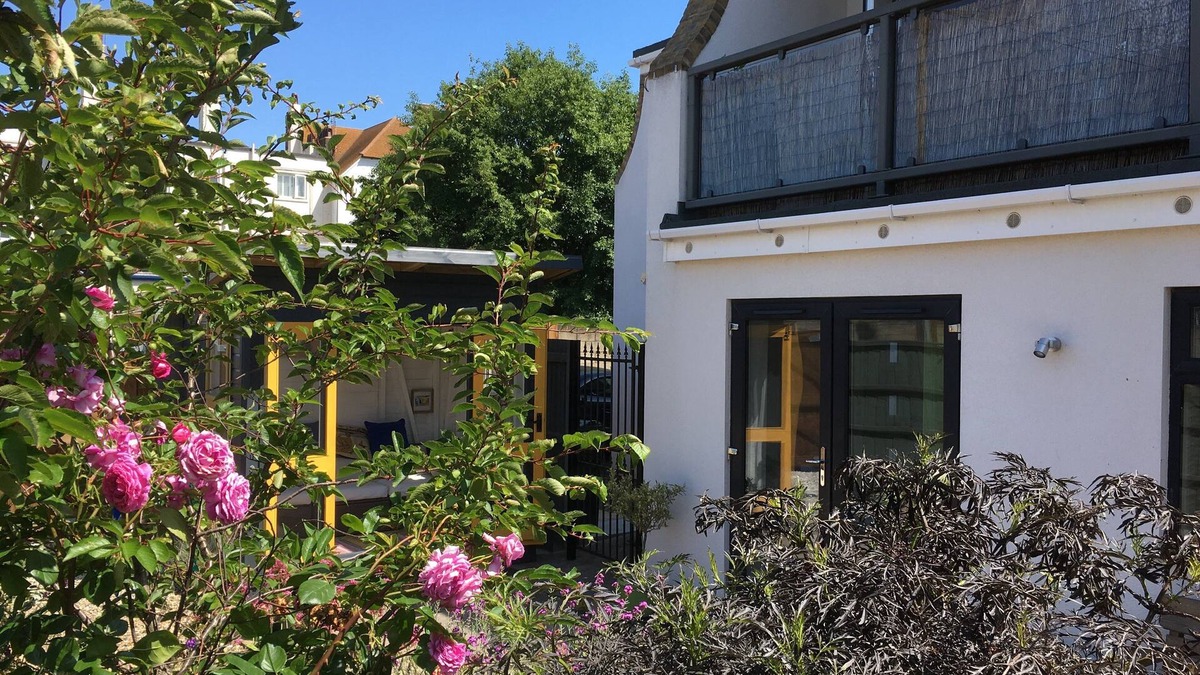 Tankerton House | Modern 2 Bed (sleeps up to 4) house, 50 metres from sea front