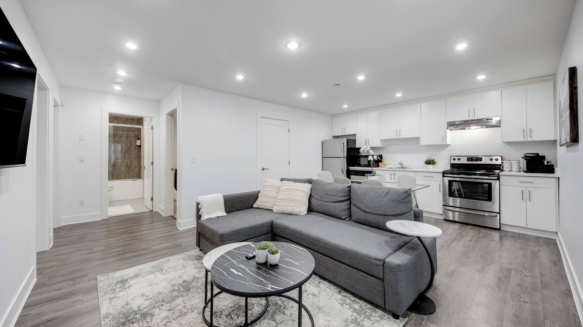 North Vancouver House | Modern 2 Bedroom + Sofa Bed Suite Near Capilano Bridge & Trails
