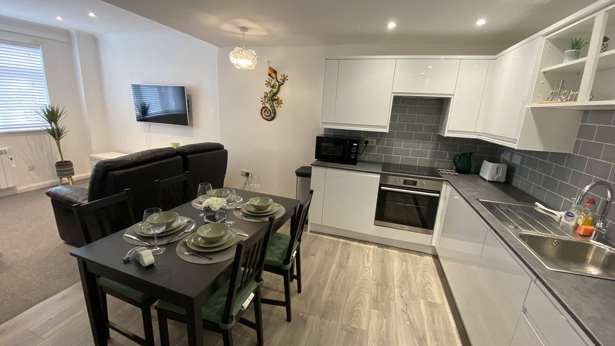 Upton Cheyney Apartment | Modern 2 bedroom apartment with car parking