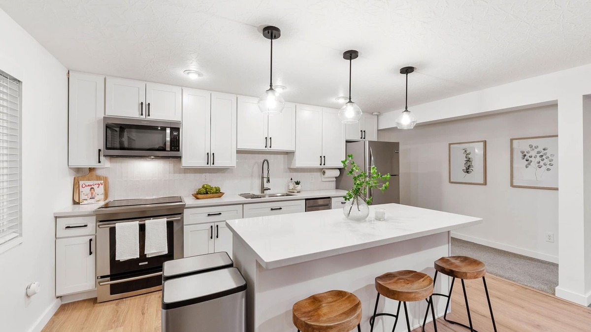 Poulsbo Apartment | Modern 2 Bedroom, 1 Bathroom apartment in highly desired downtown Poulsbo. n