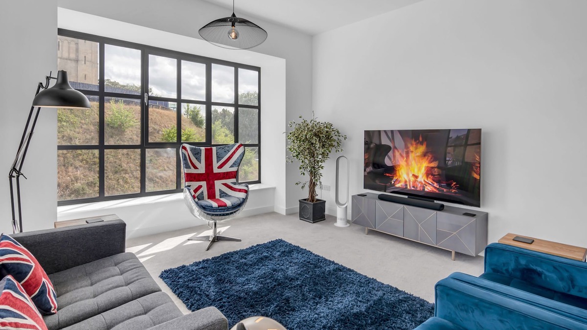 Norwich Apartment | Modern 2 bedroom 3 Bed Apartment with a view to the Norwich Castle, fully equipped kitchen