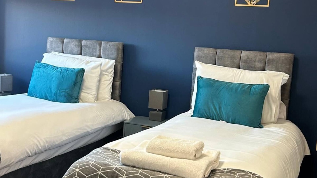 Basingstoke Apartment | Modern 2-Bedroom Apartment Level Access Central walk to Station Festival Place & The Avil Theatre