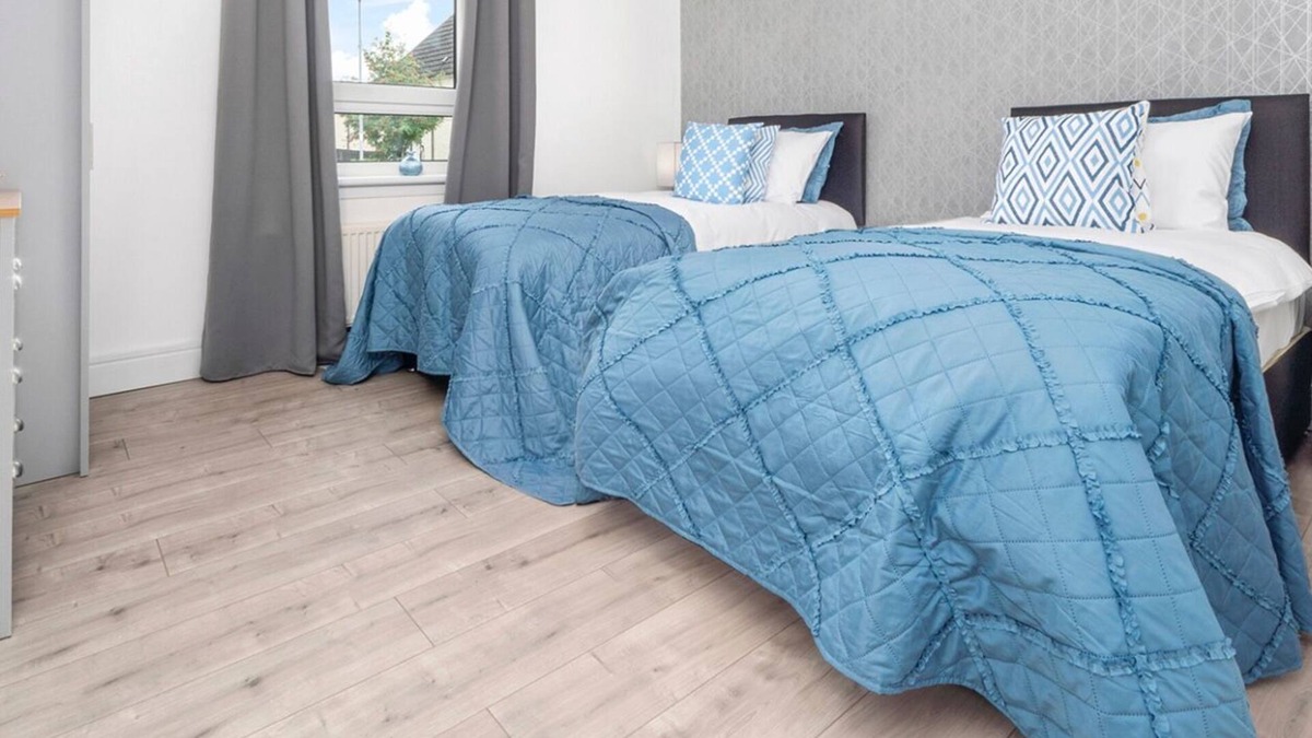 Glasgow Apartment | Modern 2 bedroom apartment with parking and wifi.