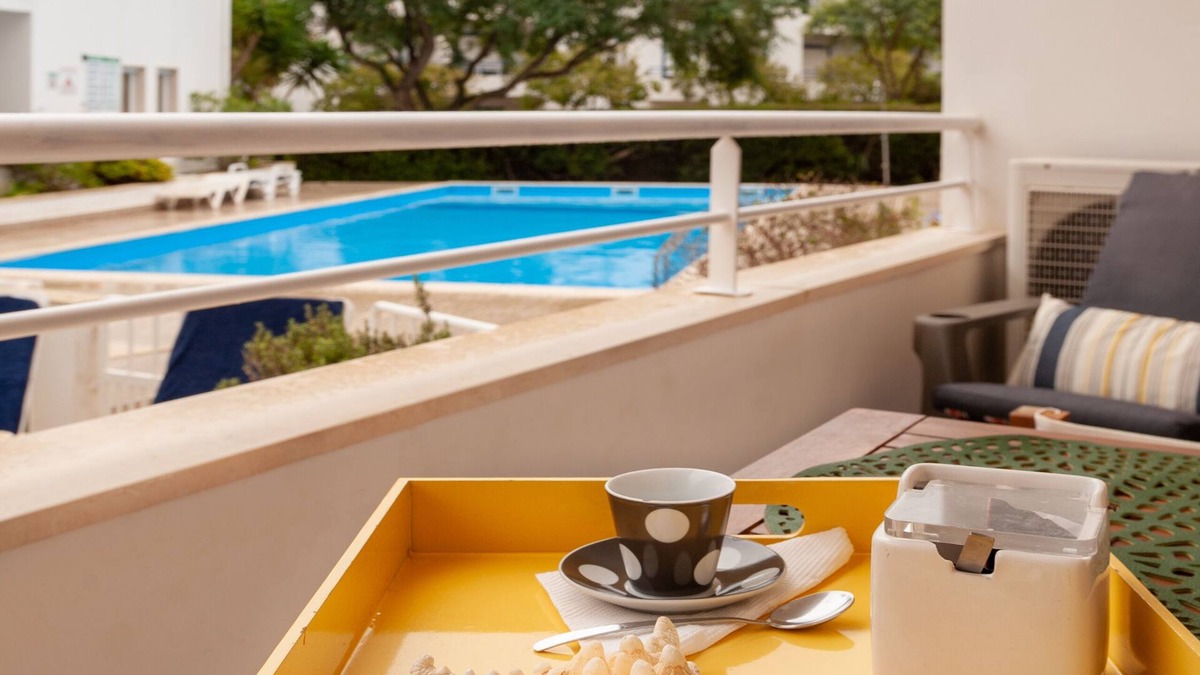Santa Luzia Apartment | Modern 2 bedroom apartment with pool near the beach