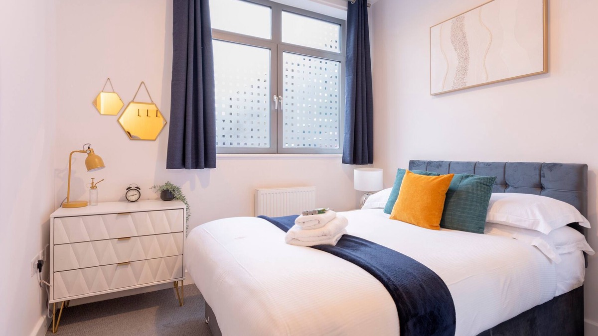 Redhill Apartment | Modern 2- Bedroom Apartment Redhill Central, Surrey, Gatwick #5