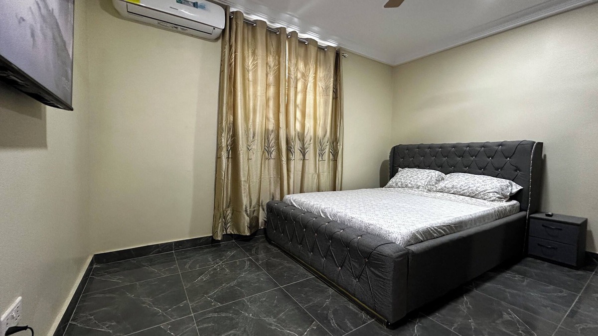 Gbawe Apartment | Modern 2-Bedroom Apartment Near Beach - Rose Villa Accra Suite F1