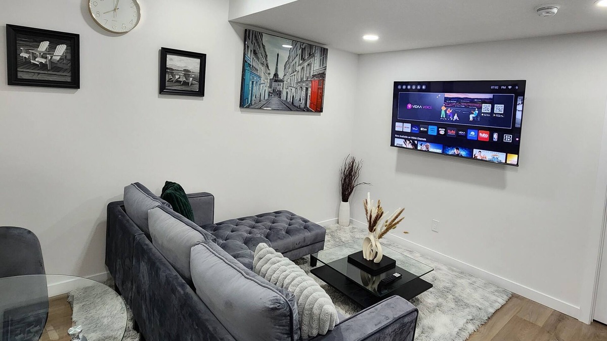 Northwest Edmonton House | Modern 2 Bedroom Basement Suite at West Edmonton