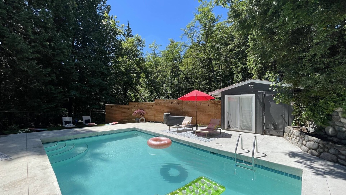 West Vancouver House | Modern 2 bedroom with Ocean Views, Pool & Hot Tub in Great Location!