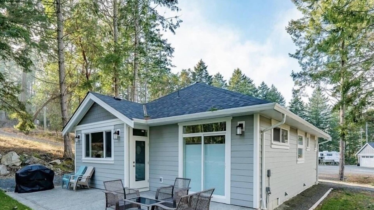 Regional District of Nanaimo Cottage | Modern 2-Bedroom Cottage in the Forest - 10 mins from town!