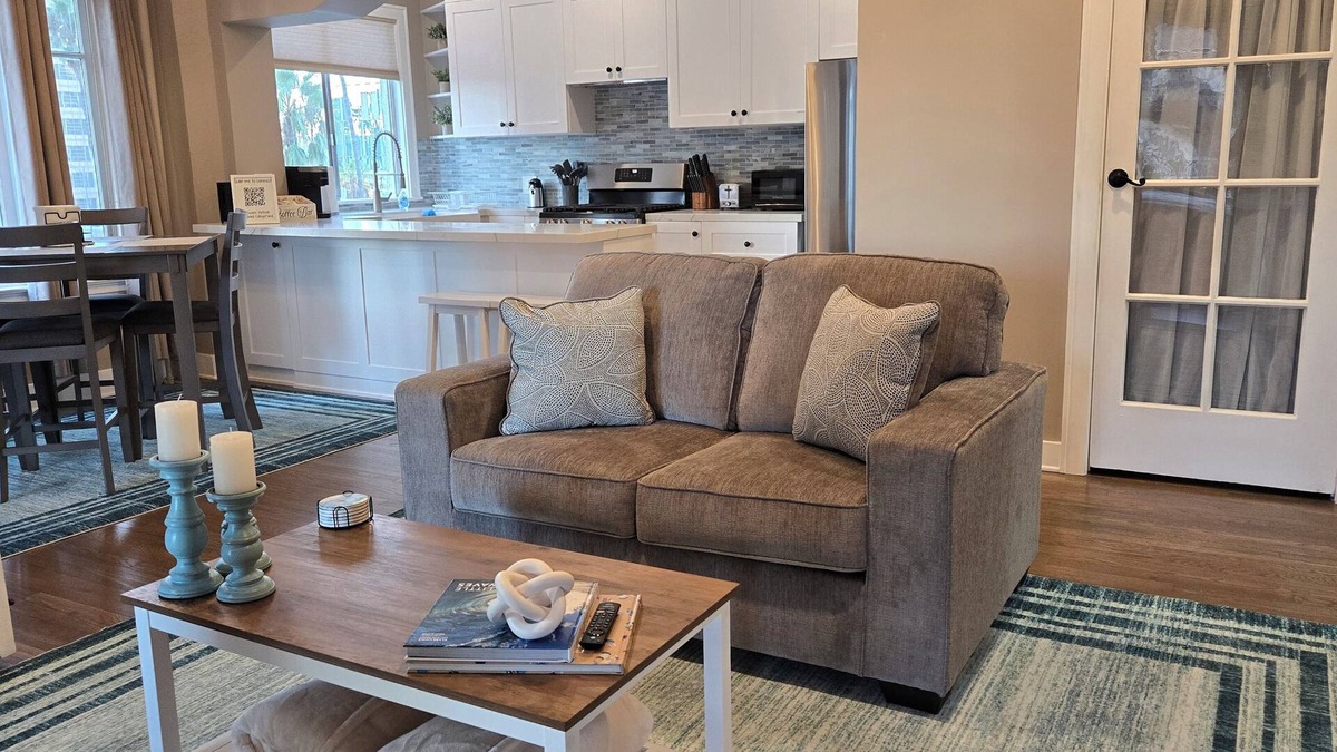 Waterfront Condo | Modern 2 bedroom Condo in Historic Down Town Long Beach Building