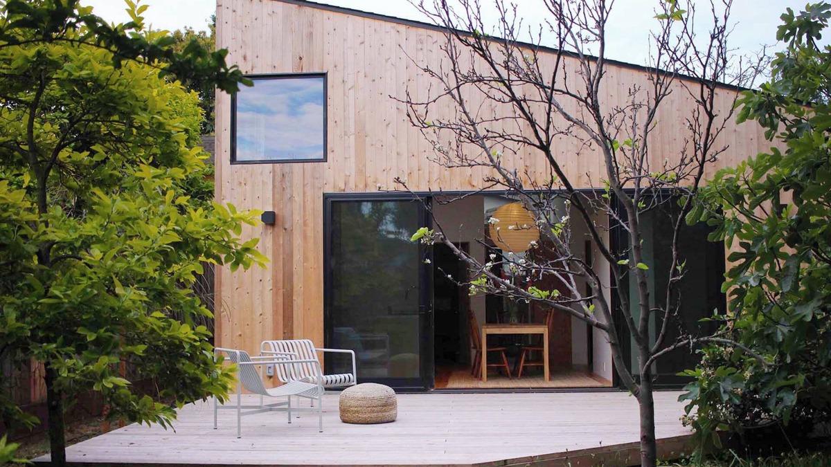 Longfellow House | Modern 2-bedroom garden house in North Oakland with private yard