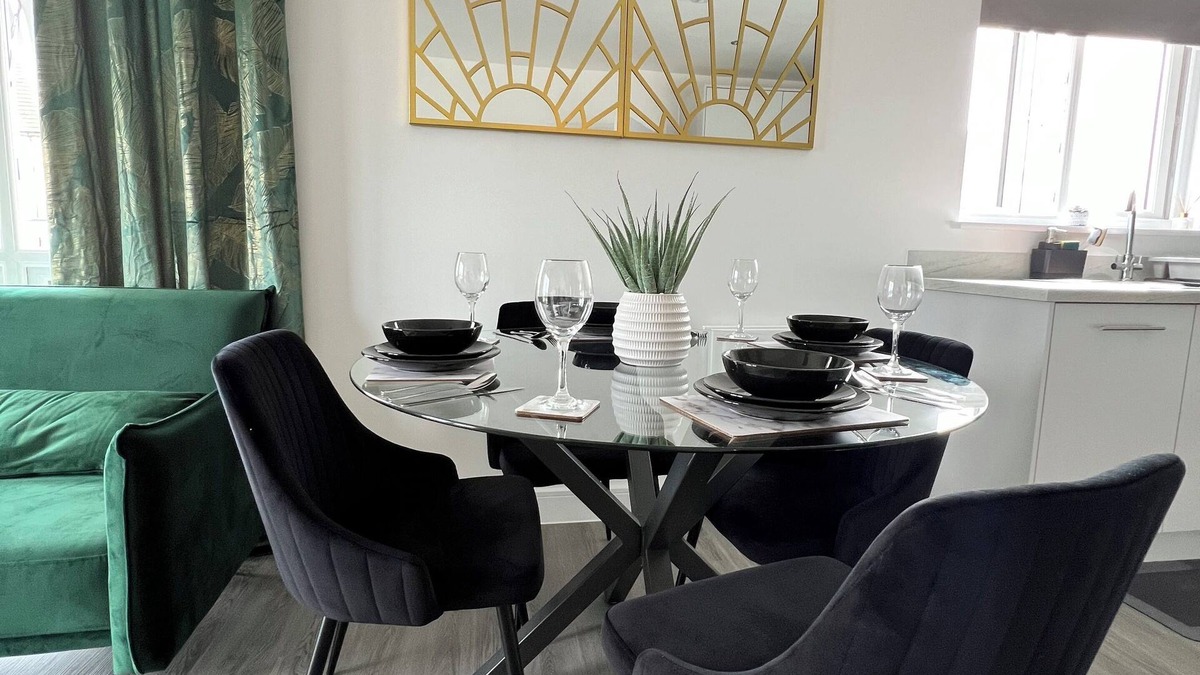 Sittingbourne Apartment | Modern 2-bedroom apartment in serene Central Sittingbourne with WiFi