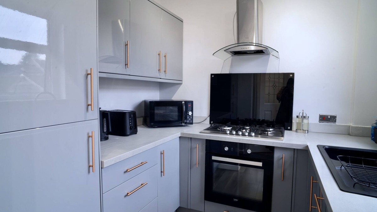 Longcroft House | Modern 2 Bedroom Home in Edinburgh, Free Parking