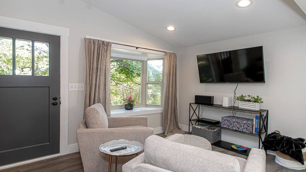 Ashley Oaks House | Modern 2 Bedroom Home in West Knoxville