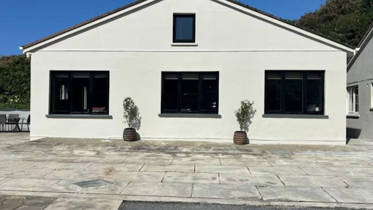 Clifden House | Modern 2 bedroom House 3 bathrooms, sleeps 5