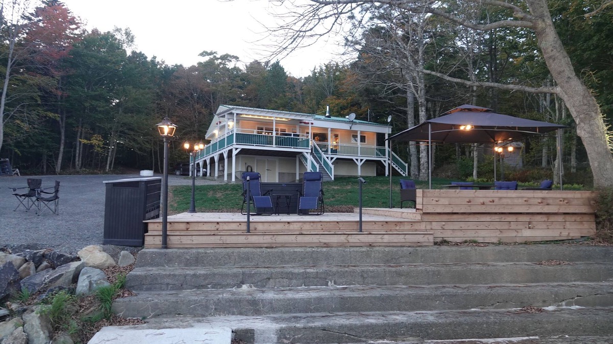 Clare Cottage | Modern 2-bedroom lakefront cottage