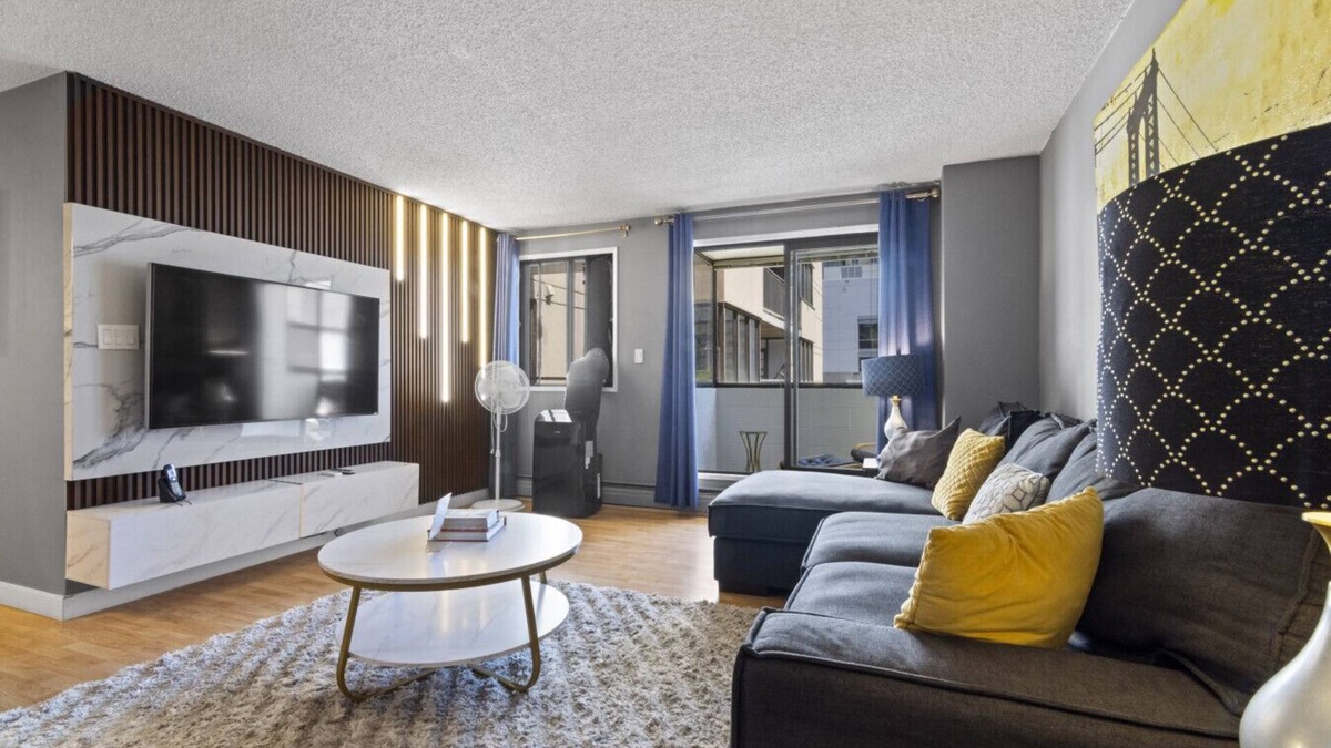 Beltline Condo | Modern 2-bedroom next to Stampede +17th w/Parking