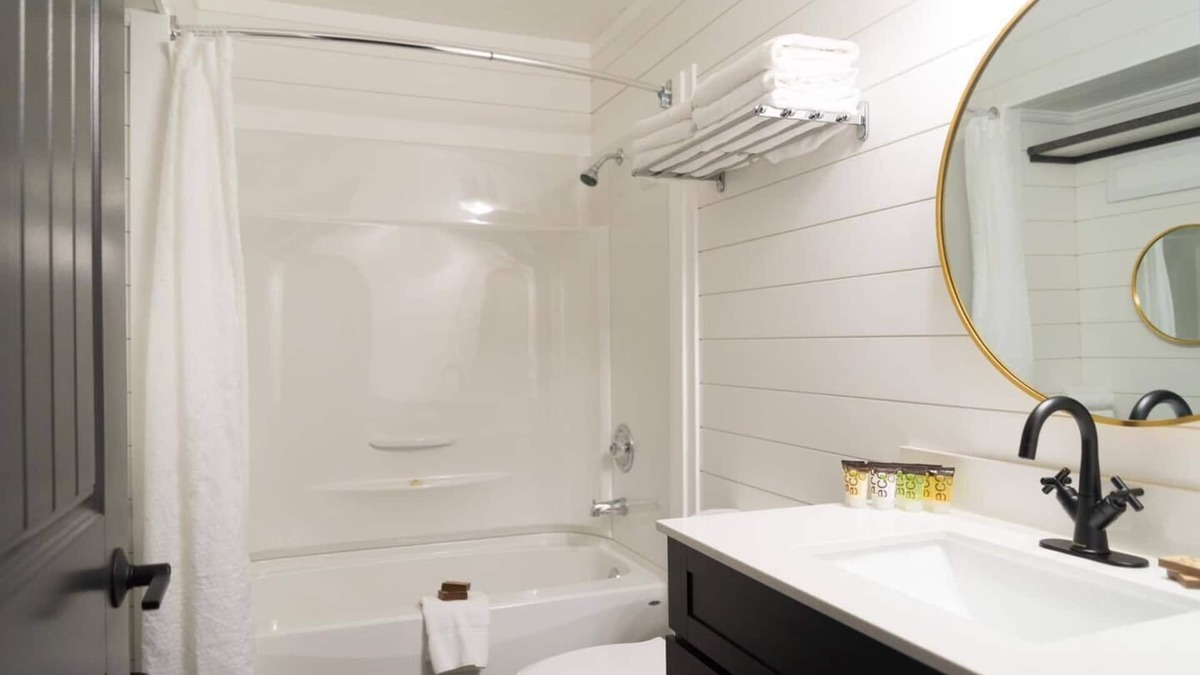 Jasper East Cabin | Modern 2 Bedroom Vacation Home