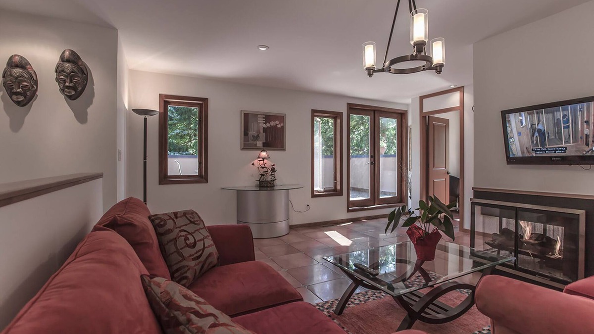 West Vancouver Apartment | Modern 2 beds top apartment surrounded by nature