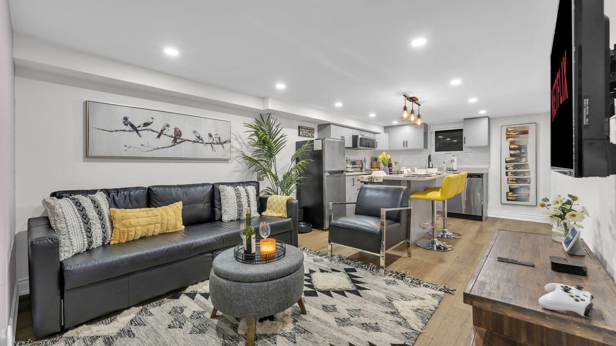 Humber Bay Apartment | Modern 2 BR Full Kitchen Fireplace 15 mins to CNT