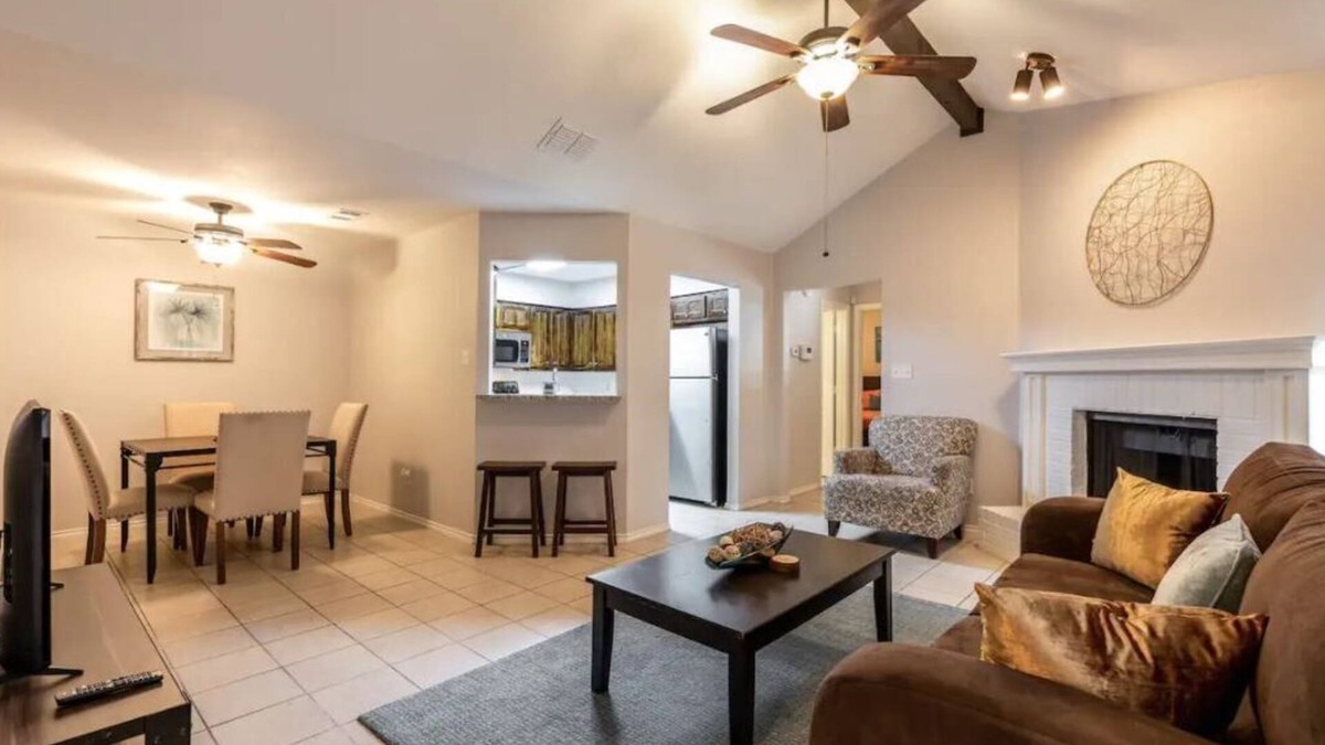 South Arlington House | Modern 2 BR near AT&T Stadium & Six Flags Sleeps 6