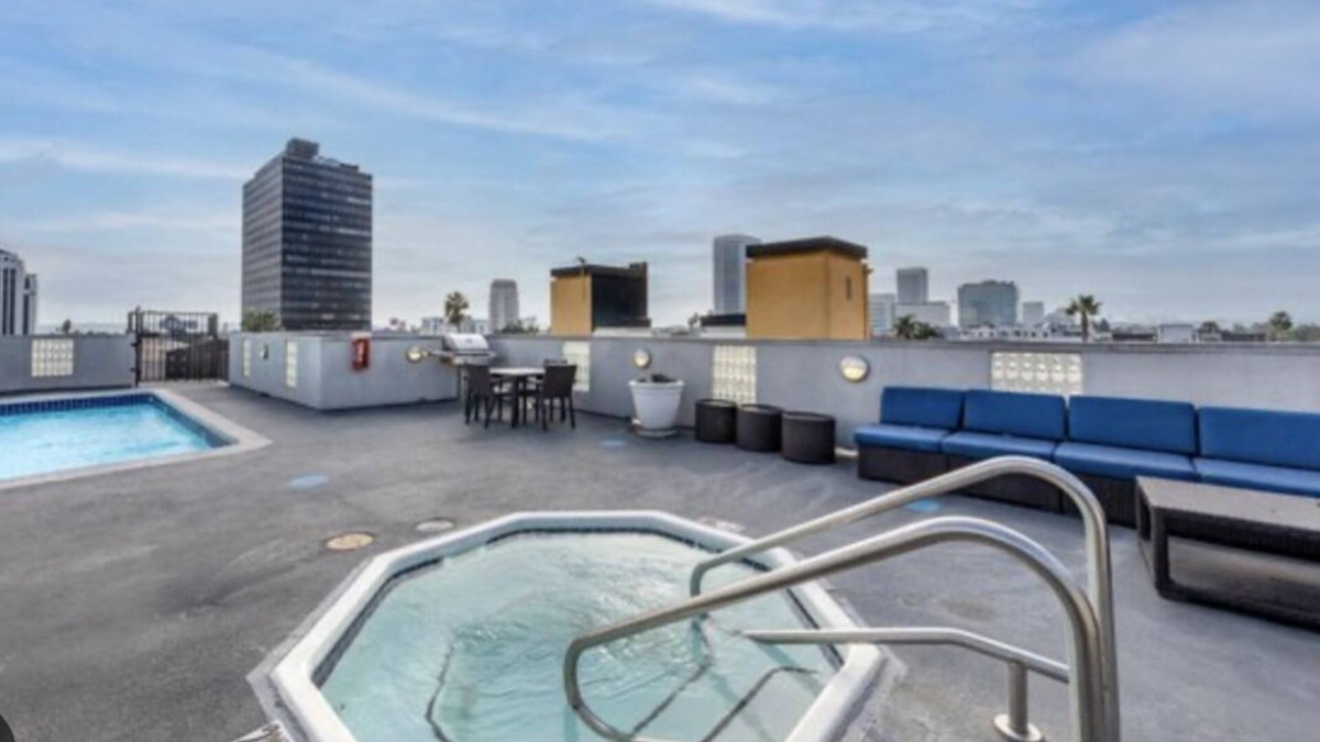 La Brea Apartment | Modern 2 BR near Grove & LACMA