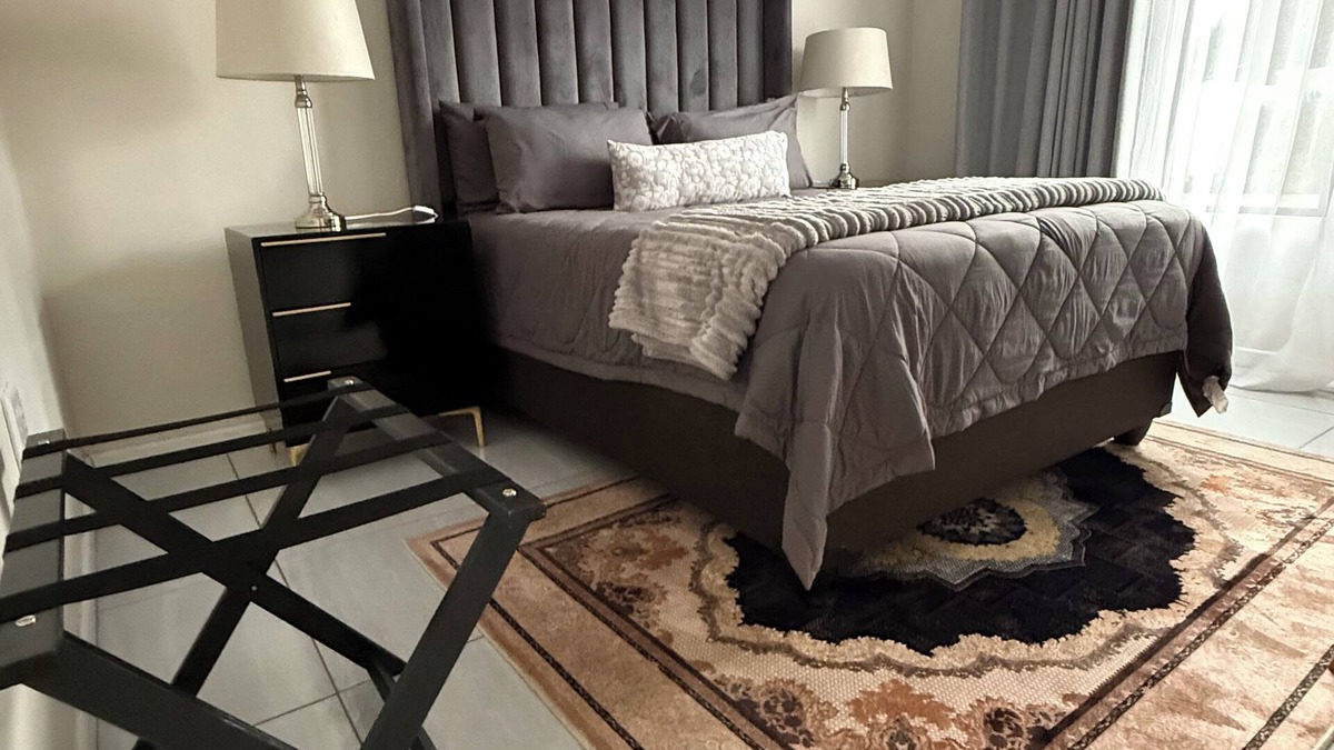 Newcastle Apartment | Modern 2 BR pool side apartment