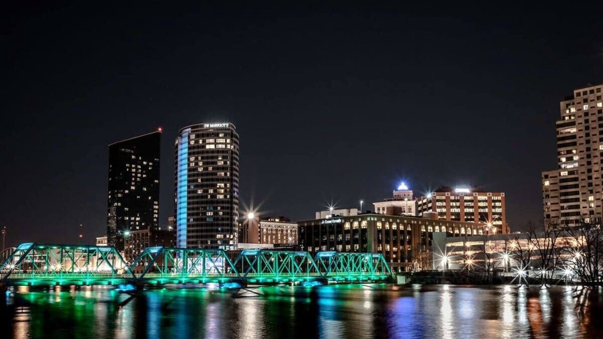 Downtown Apartment | Modern 2 BR with Balcony downtown GR