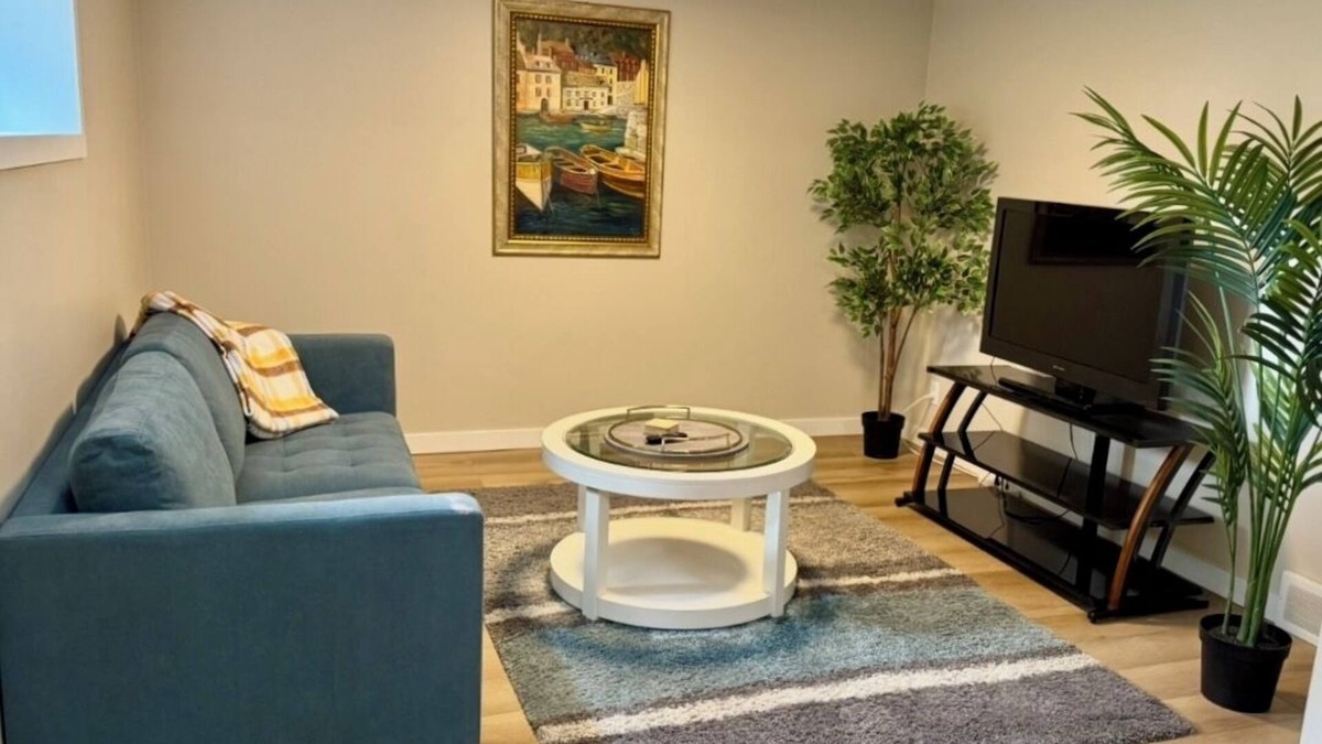 Dauphin House | Modern 2 queen bedroom suite with private entrance