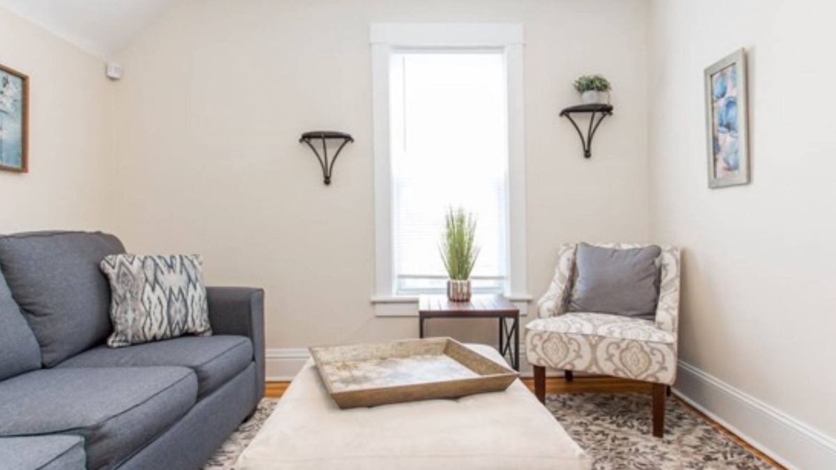 Libertyville House | Modern 2-Story Convenient for Large Families