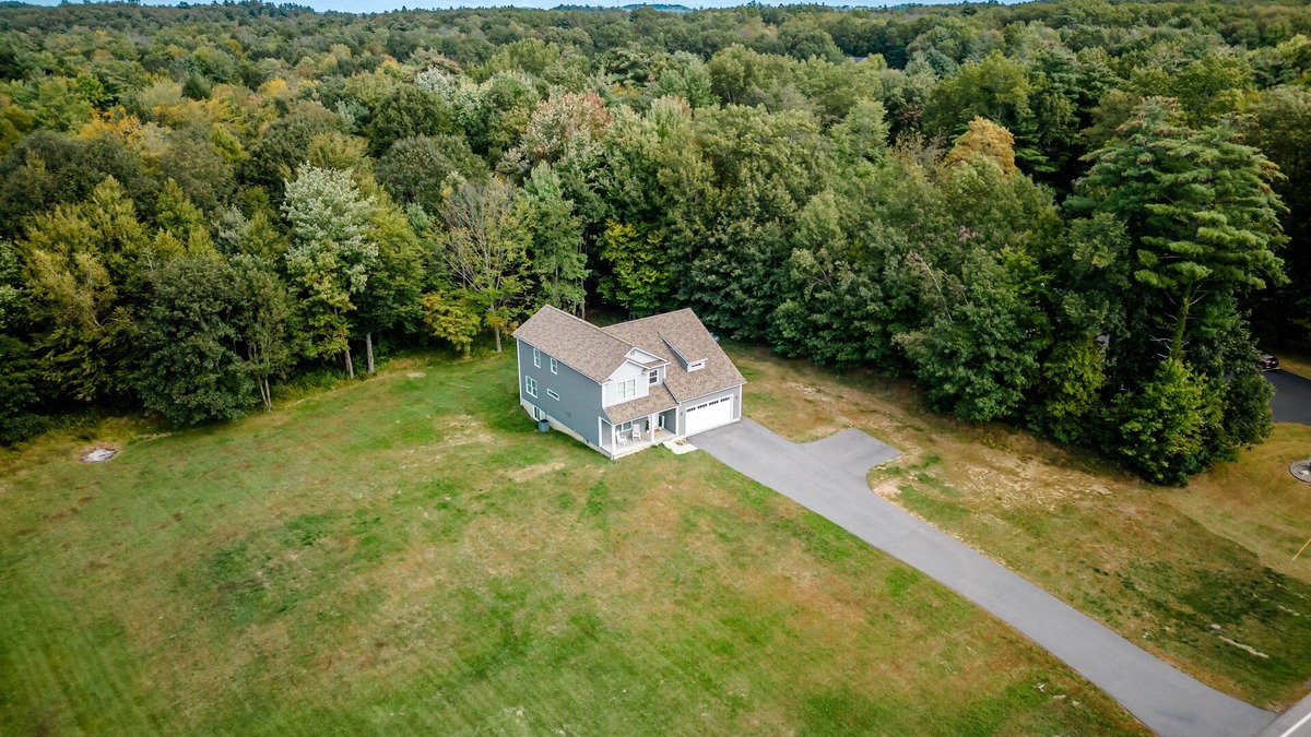 Saratoga Springs House | Modern 2 Story Home w/hot tub-2600 sq ft-2 acres