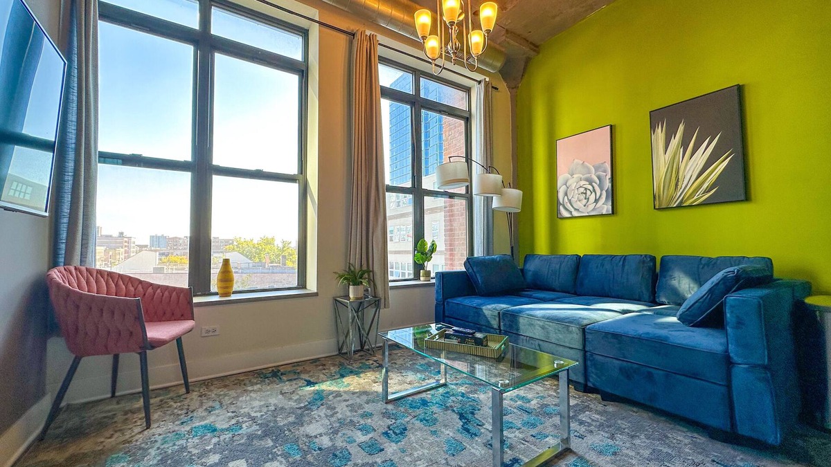 Near South Side Apartment | Modern 2b/2b family heaven with optional parking for up to 8 guests