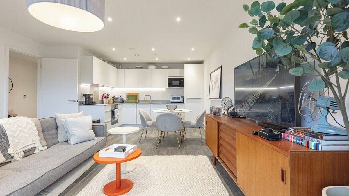 Shephall Apartment | Modern 2BD Apt w/Balcony and Parking - Near London