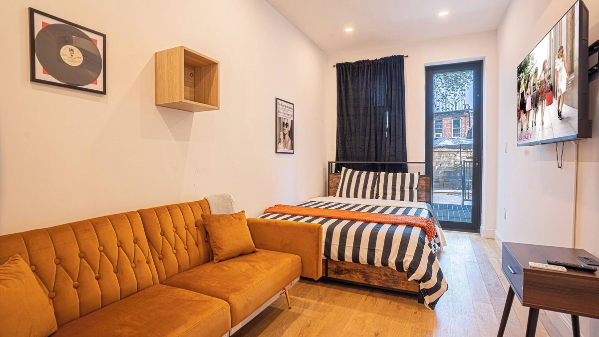 Ocean Hill Apartment | Modern 2Bd Brooklyn Stay with Rec Room & Backyard