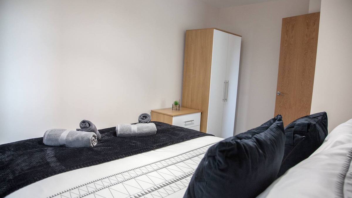 Trafford Apartment | Modern 2BD Apt in Manchester City W/Free Parking