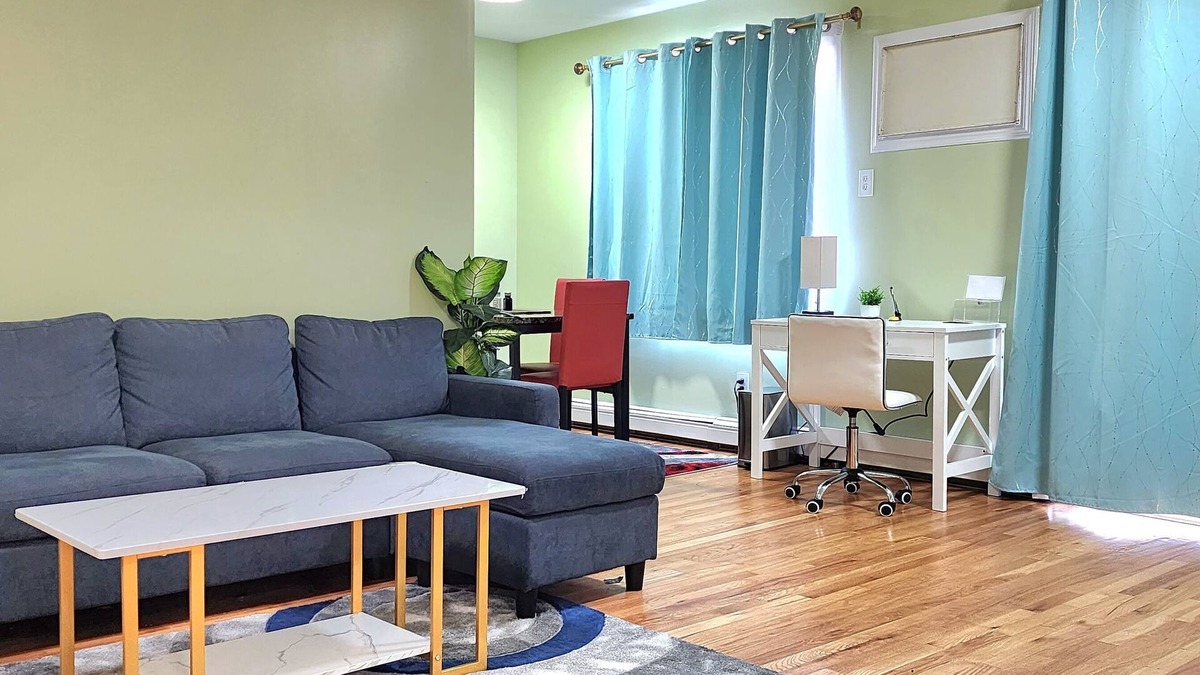 Jamaica Hills Apartment | Modern 2Bed Room Apartment Jamaica Queens NYC -5 min from Matro Train