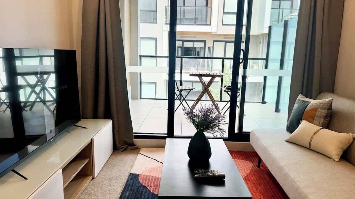 Clayton Apartment | Modern 2BR Apt in Clayton Free Parking