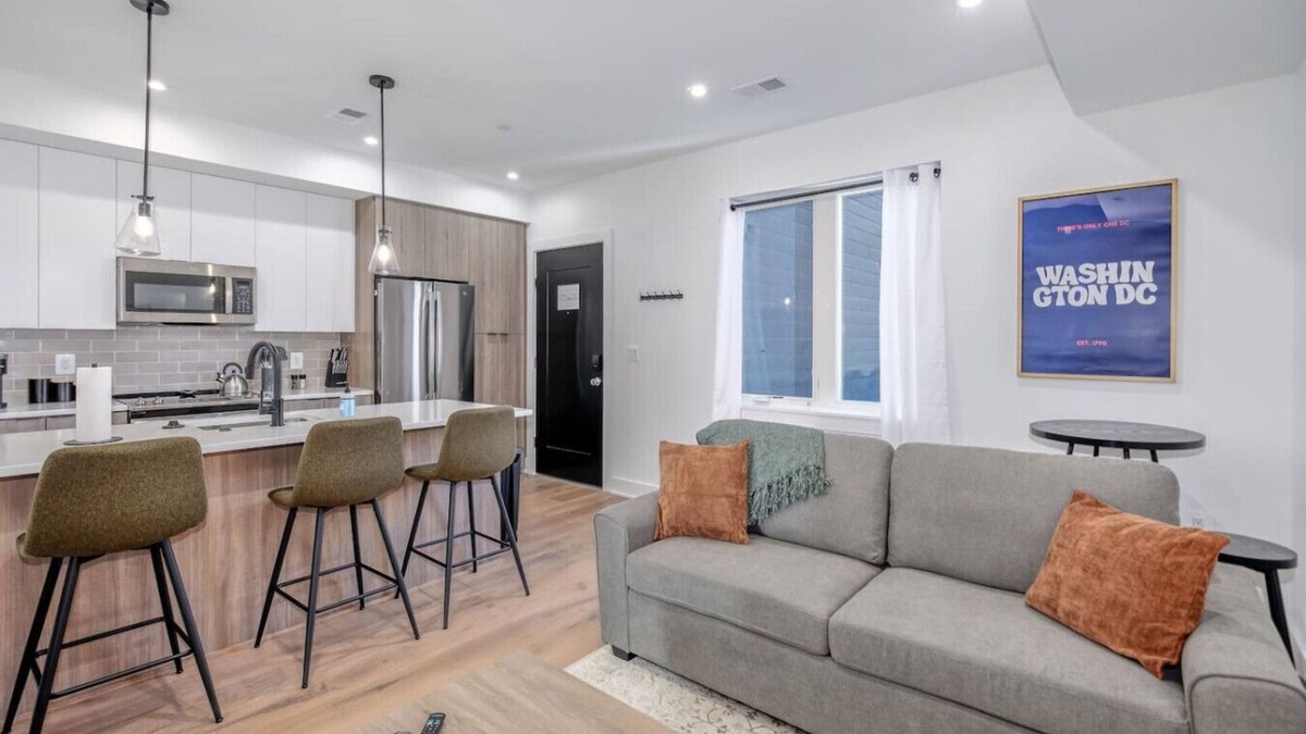 Southeast Hotel | Modern 2BR Capitol Hill Apt - 3 Min Walk to Metro!