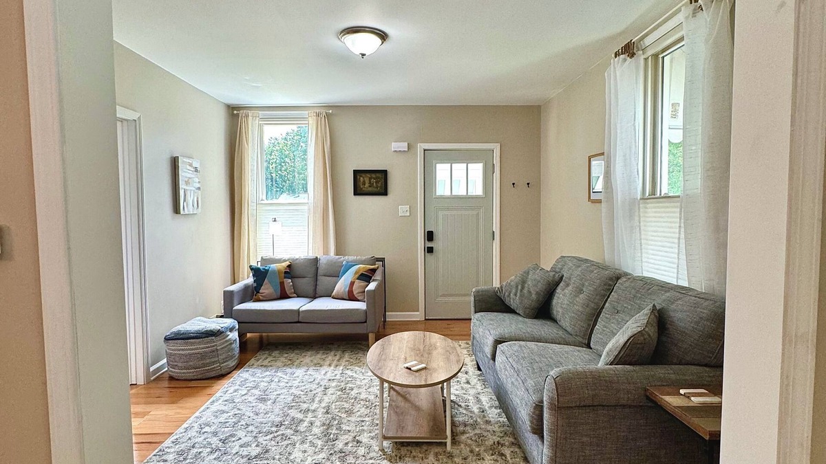 Bloomington House | Modern 2BR Charmer Heart of BloNo