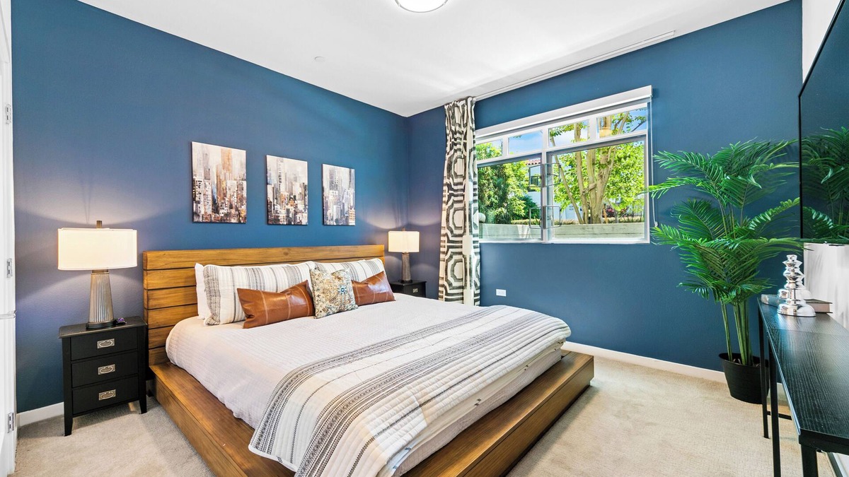 La Brea Apartment | Modern 2BR + Den ,2 king and 1 Queen beds w/Pool & 2 Baths Sleeps 4–6
