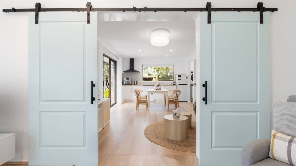 Upper Coomera House | Modern 2BR Home | Spacious Yard & Ample Parking