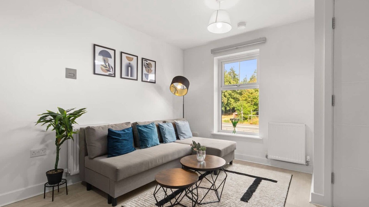 Killingbeck House | Modern 2BR Home Free Parking Ideal for Long Stays